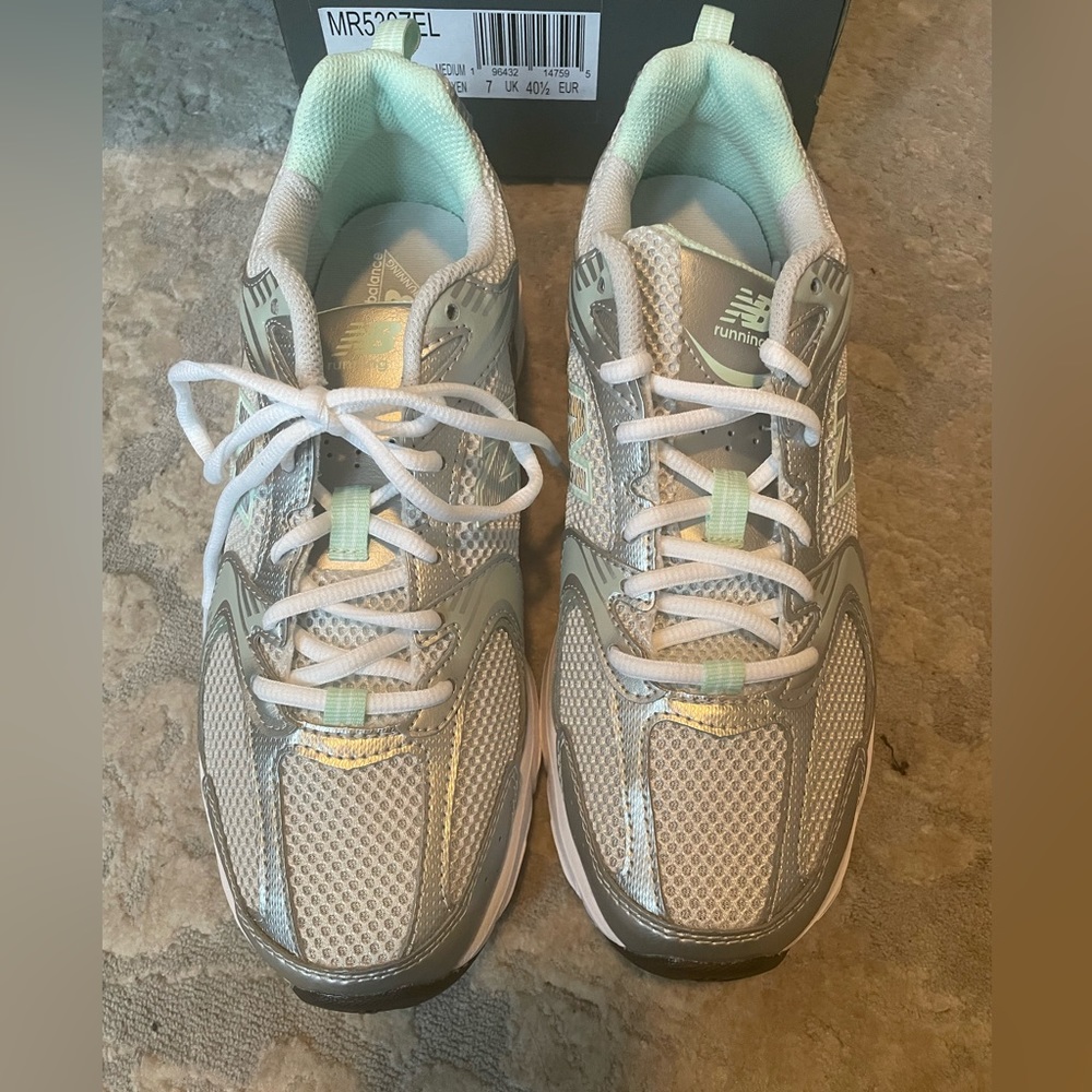 BRAND NEW New Balance 530 Sneakers (size men’s 7.5/women’s 9)